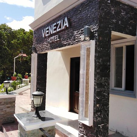 Venezia Suites Hotel Iloilo Esterno foto