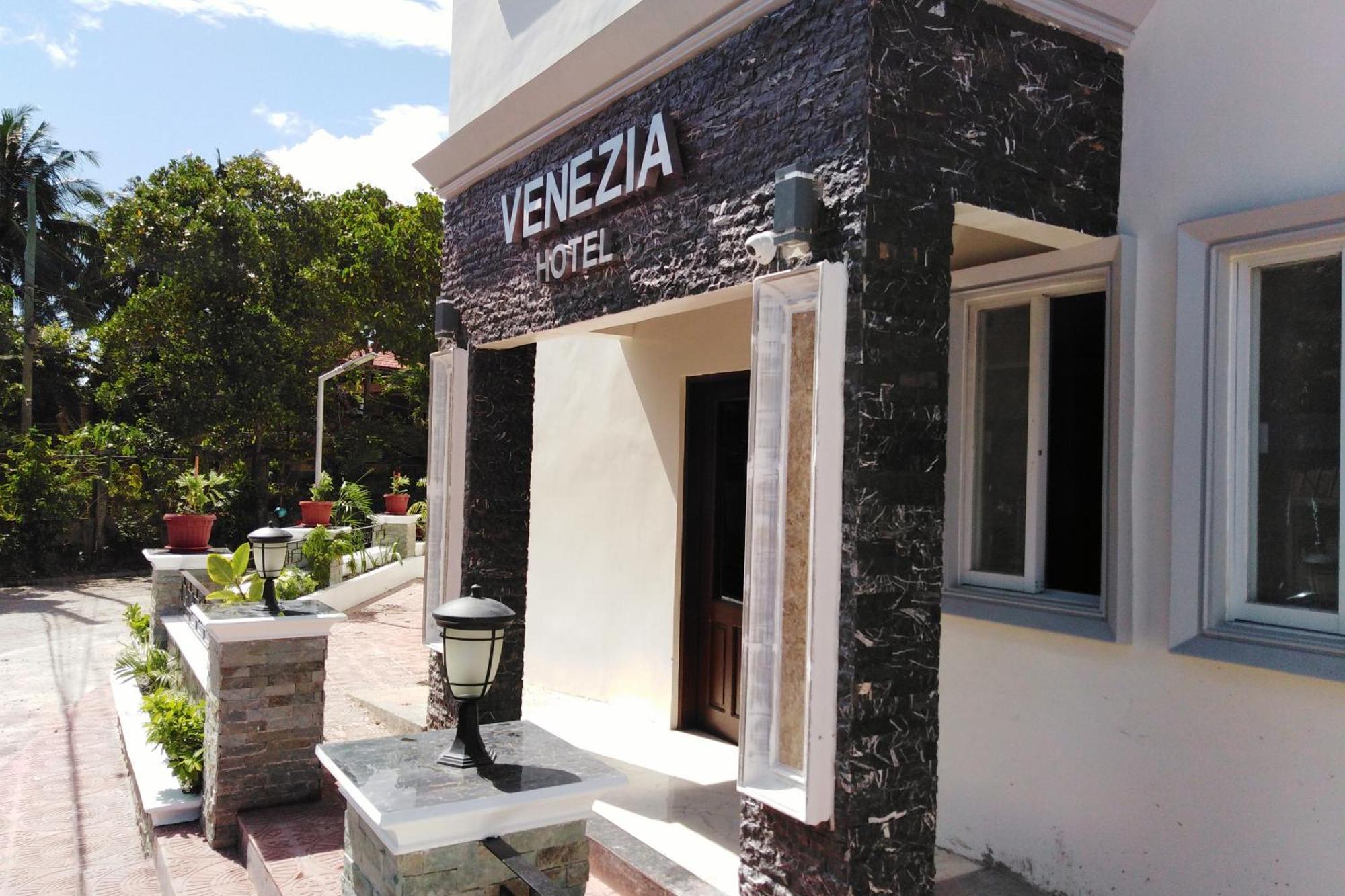 Venezia Suites Hotel Iloilo Esterno foto