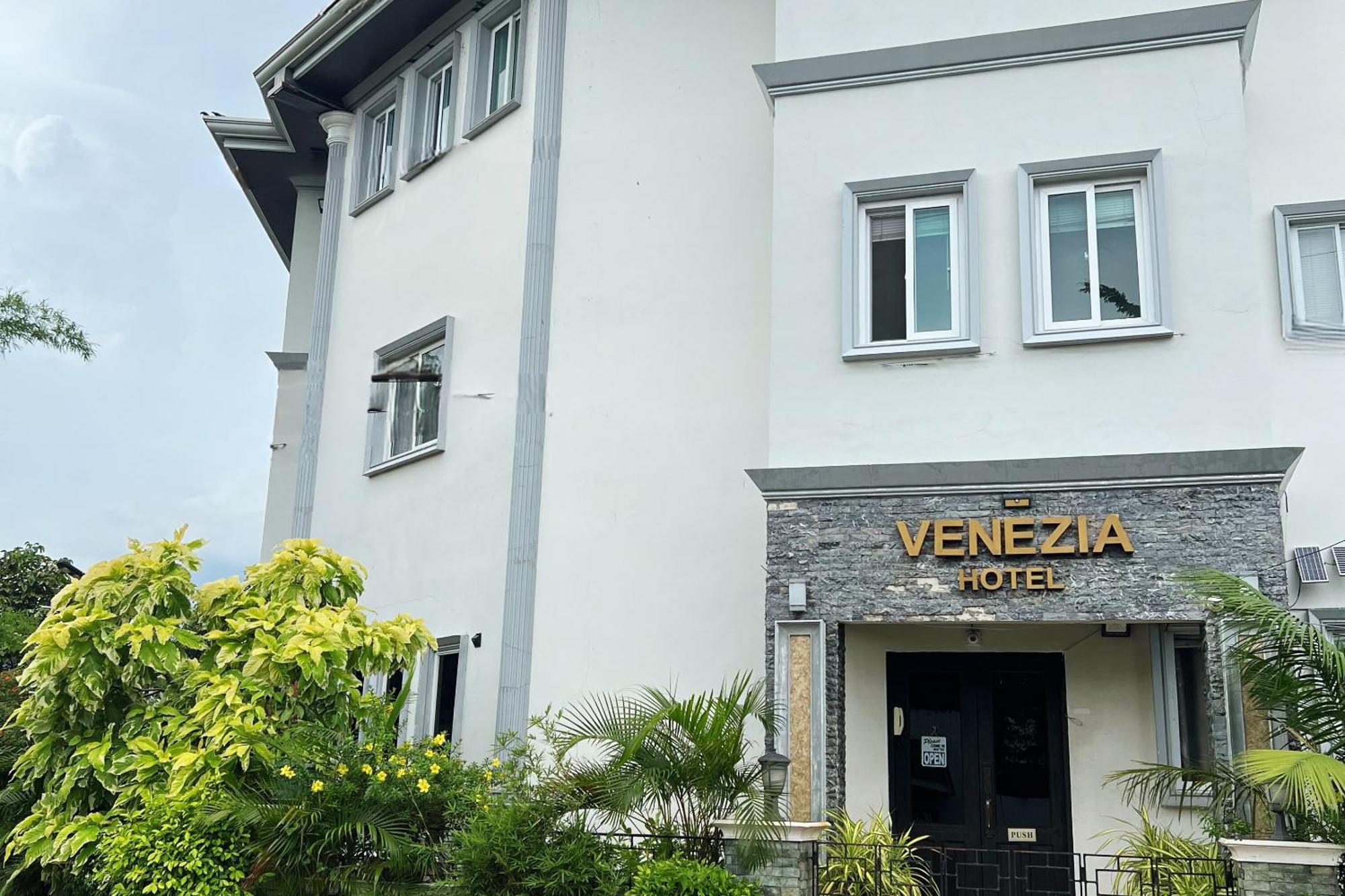 Venezia Suites Hotel Iloilo Esterno foto