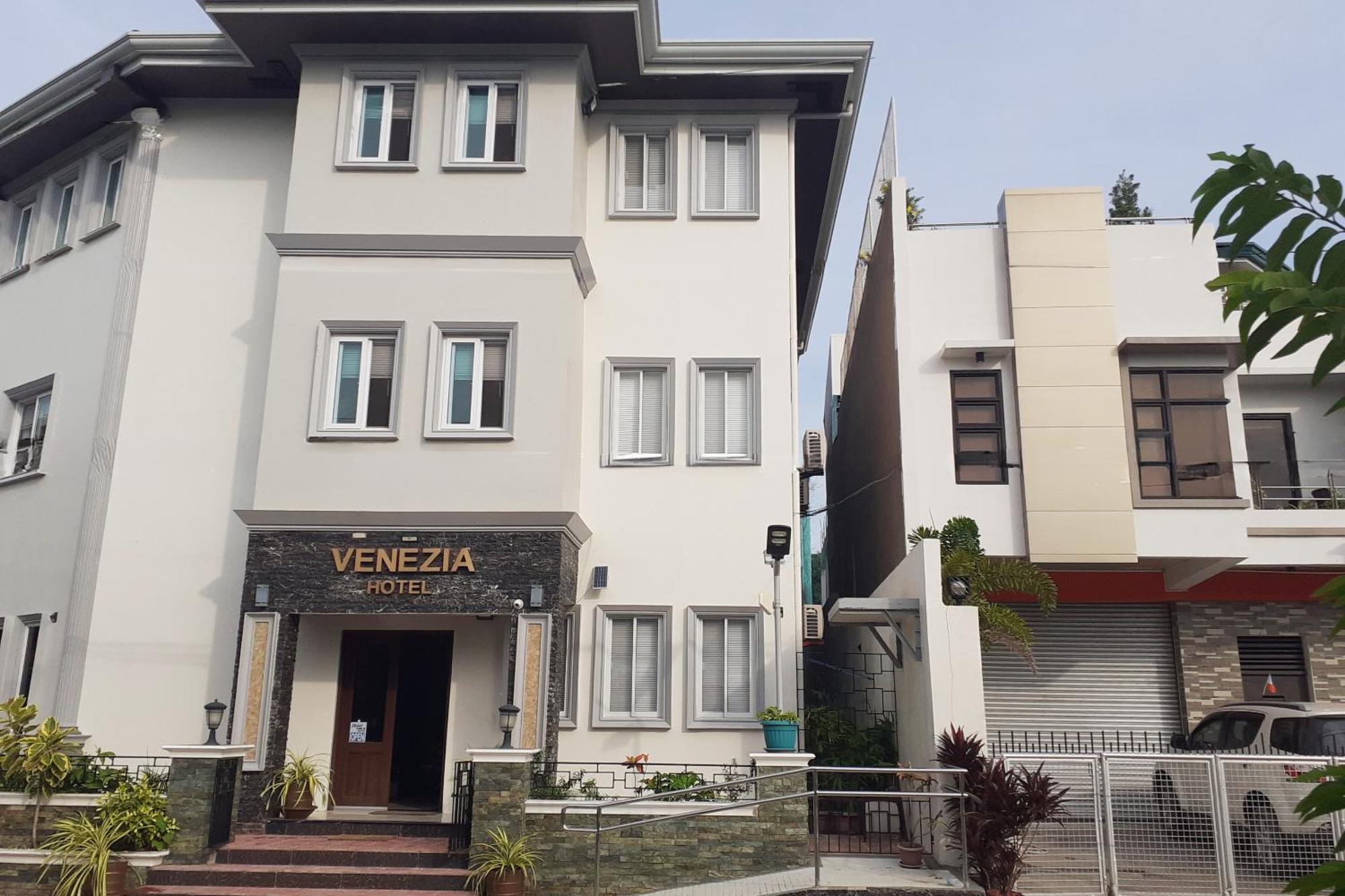 Venezia Suites Hotel Iloilo Esterno foto