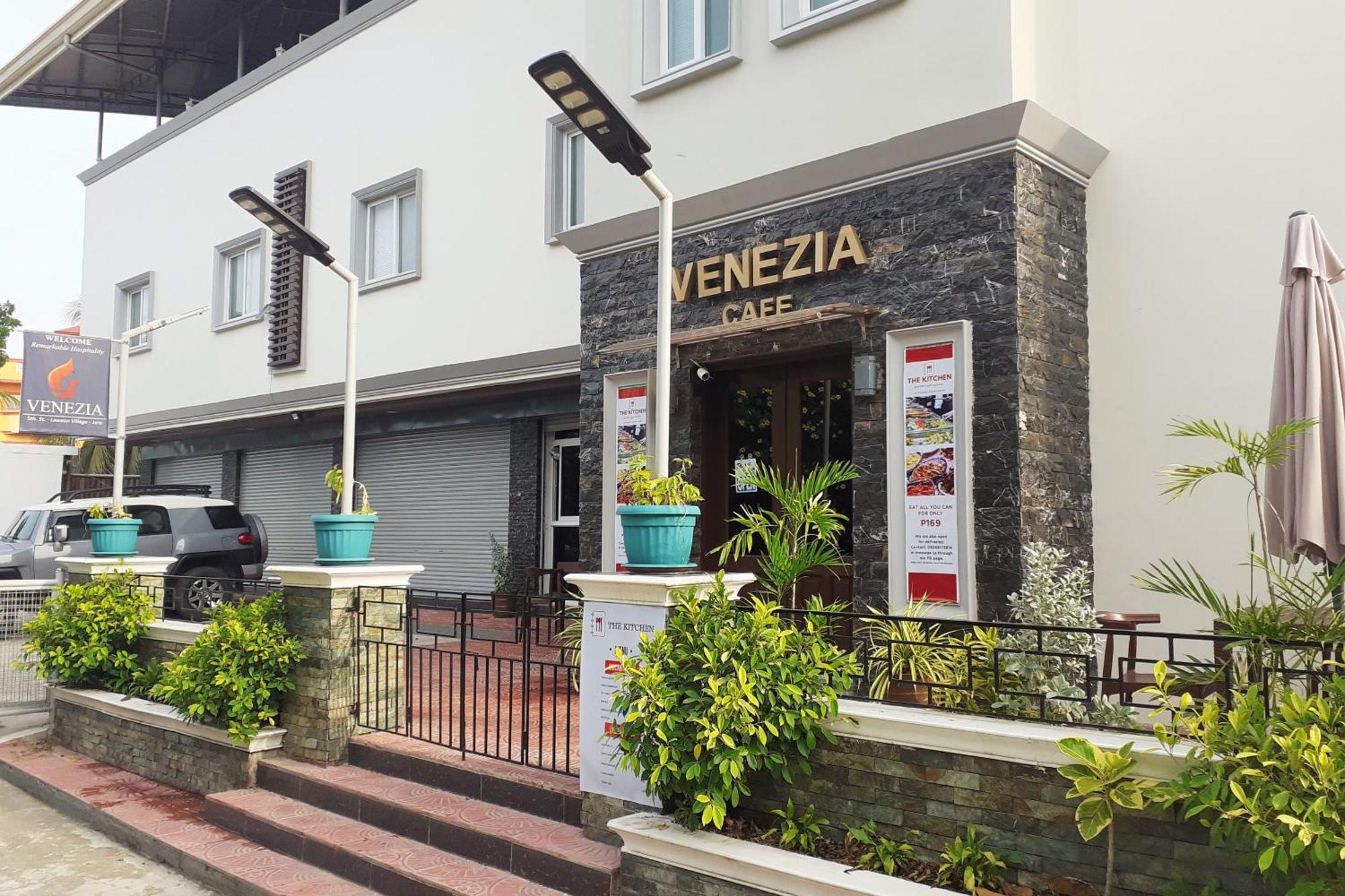 Venezia Suites Hotel Iloilo Esterno foto