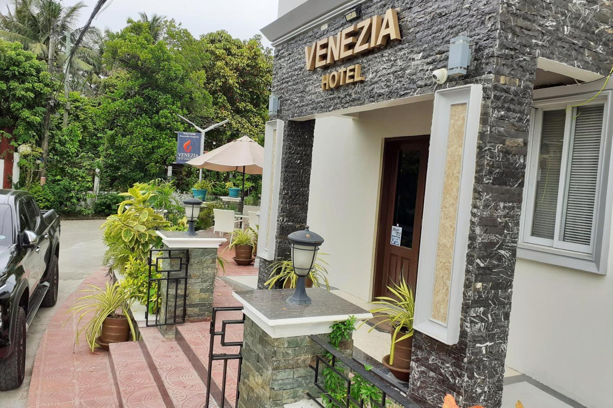 Venezia Suites Hotel Iloilo Esterno foto
