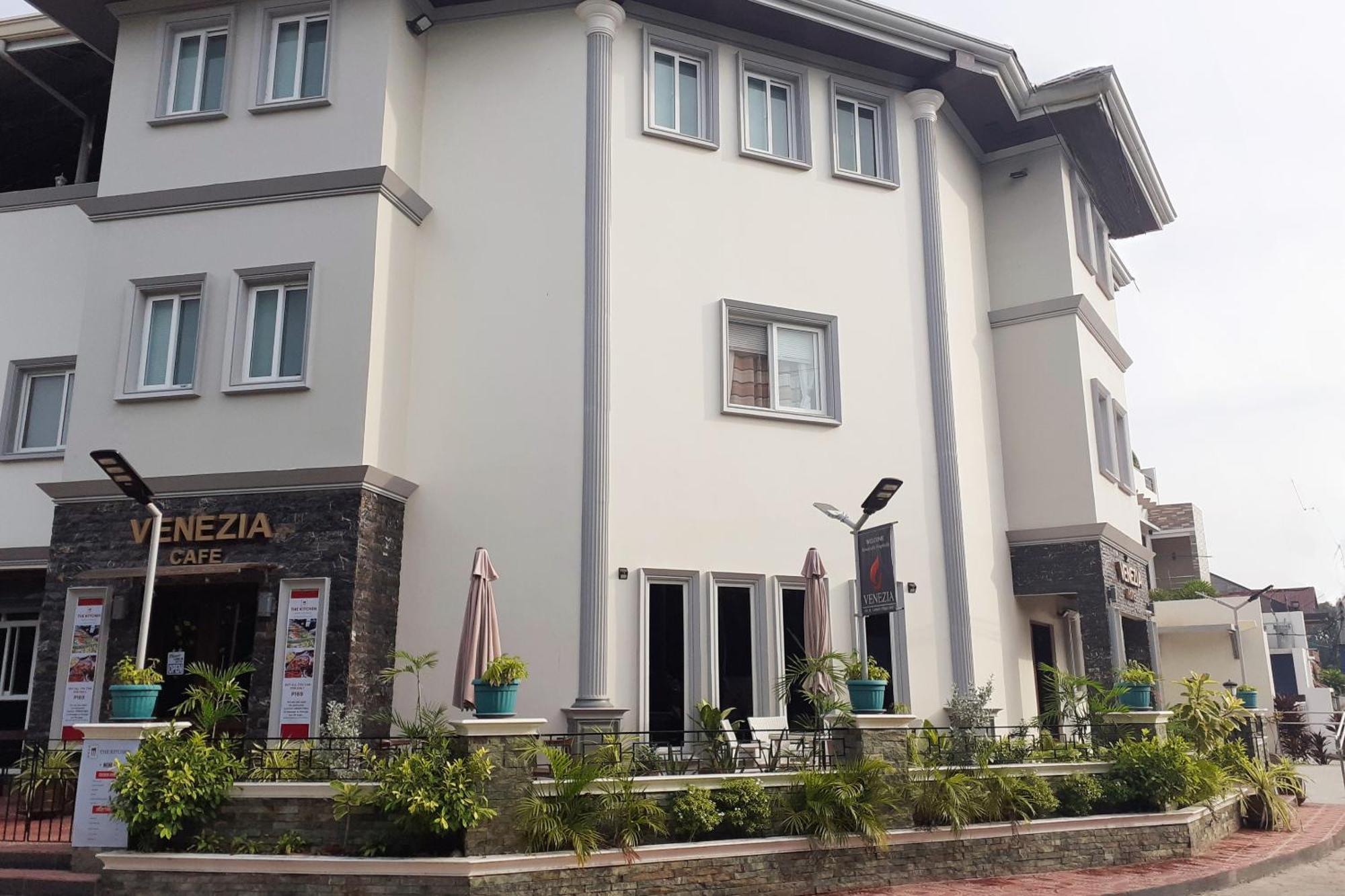 Venezia Suites Hotel Iloilo Esterno foto
