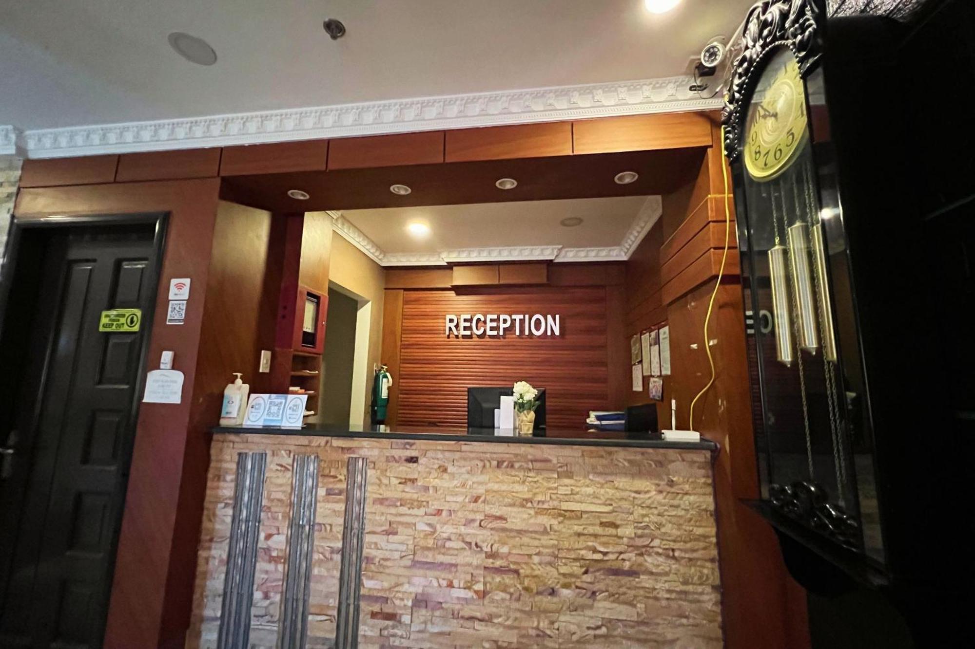 Venezia Suites Hotel Iloilo Esterno foto