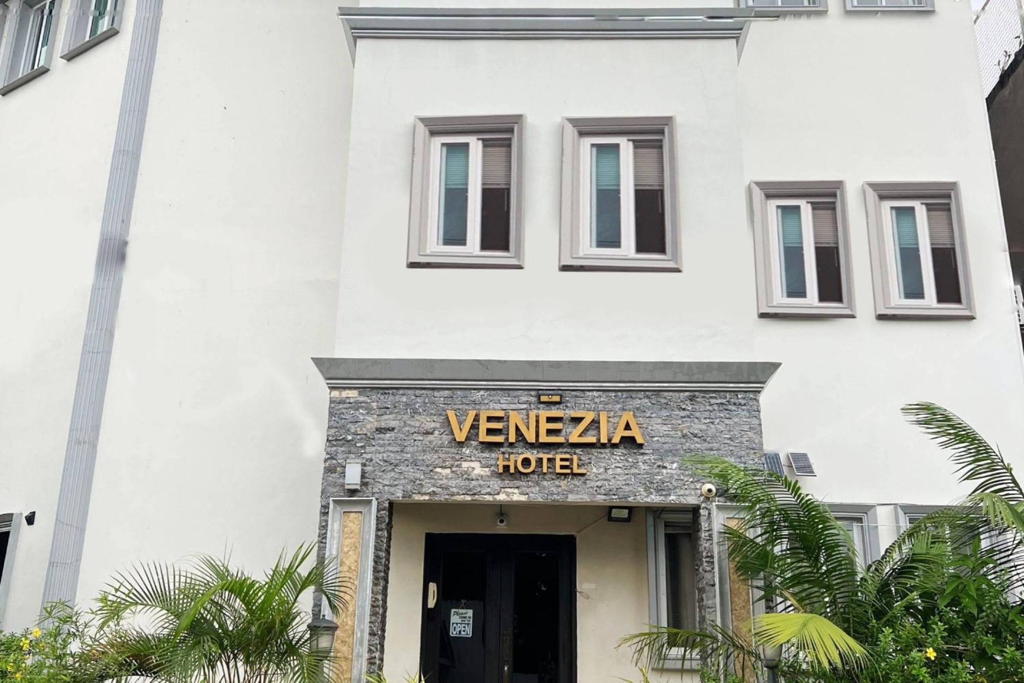 Venezia Suites Hotel Iloilo Esterno foto